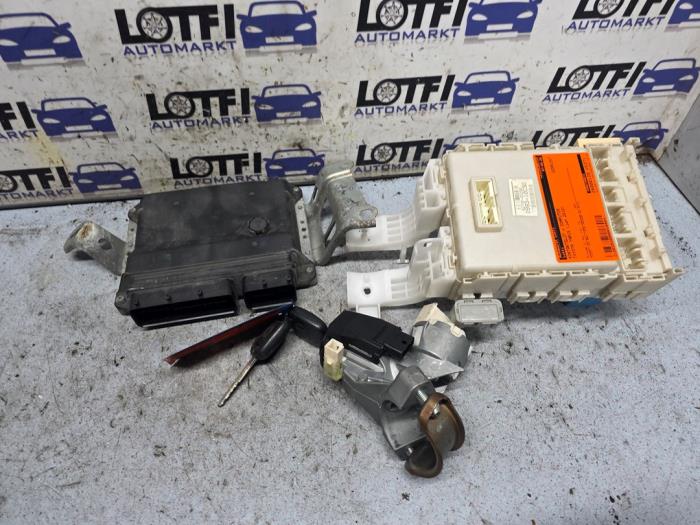 Gebruikte Kontaktslot + computer Toyota Yaris II (P9) 1.33 16V Dual VVT-I Prijs € 100,00 Margeregeling aangeboden door Automarkt Lotfi