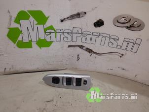 Gebruikte Ruit schakelaar elektrisch Mazda Premacy 1.8 16V Prijs € 25,00 Margeregeling aangeboden door Autodemontagebedrijf De Mars