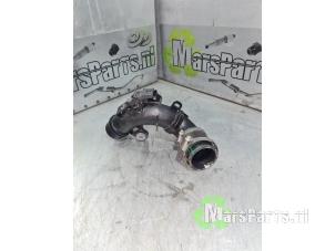 Gebruikte Intercooler Buis Peugeot 2008 (CU) 1.2 12V e-THP PureTech 110 Prijs € 25,00 Margeregeling aangeboden door Autodemontagebedrijf De Mars