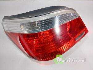 Gebruikte Achterlicht links BMW 5 serie (E60) 530i 24V Prijs € 28,80 Margeregeling aangeboden door Autodemontagebedrijf De Mars