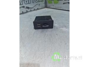 Gebruikte AUX/USB aansluiting Mazda 3 (BM/BN) 2.0 SkyActiv-G 165 16V Prijs € 40,00 Margeregeling aangeboden door Autodemontagebedrijf De Mars