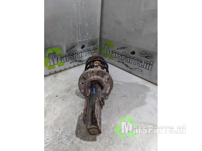 Schokdemperpoot rechts-voor van een Peugeot 308 (L3/L8/LB/LH/LP) 1.6 16V THP 2014