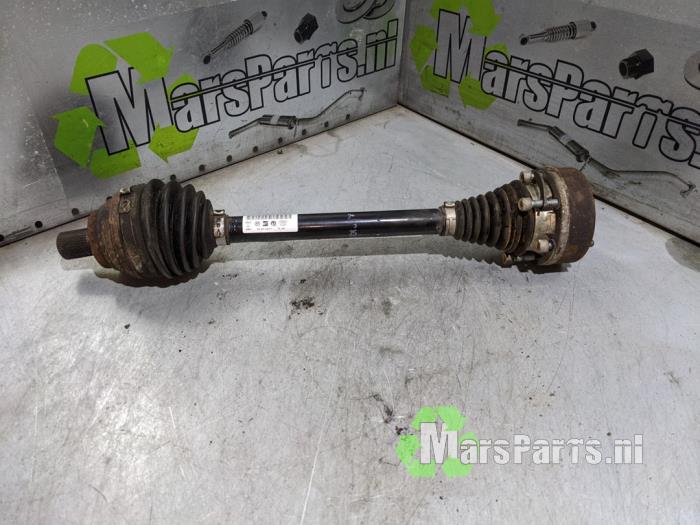 Gebruikte Aandrijfas links-voor Volkswagen Golf VI (5K1) 1.6 TDI 16V Prijs € 36,00 Margeregeling aangeboden door Autodemontagebedrijf De Mars