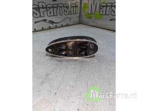 Gebruikte Ruit schakelaar elektrisch Mercedes E (W211) 2.2 E-220 CDI 16V Prijs € 22,50 Margeregeling aangeboden door Autodemontagebedrijf De Mars