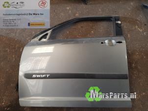 Gebruikte Portier 4Deurs links-voor Suzuki Swift (ZA/ZC/ZD1/2/3/9) 1.5 VVT 16V Prijs € 40,00 Margeregeling aangeboden door Autodemontagebedrijf De Mars