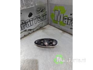 Gebruikte Ruit schakelaar elektrisch Mercedes E Combi (S211) 2.2 E-220 CDI 16V Prijs € 22,50 Margeregeling aangeboden door Autodemontagebedrijf De Mars