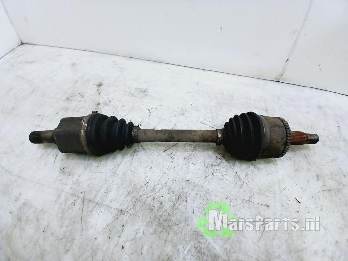 Gebruikte Aandrijfas links-voor Landrover Range Rover Sport (LS) 2.7 TDV6 24V Prijs € 135,00 Margeregeling aangeboden door Autodemontagebedrijf De Mars