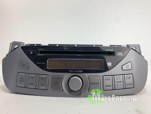 Gebruikte Radio CD Speler Nissan Pixo (D31S) 1.0 12V Prijs € 35,00 Margeregeling aangeboden door Autodemontagebedrijf De Mars