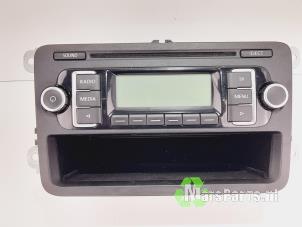 Gebruikte Radio CD Speler Volkswagen Golf VI (5K1) 1.4 TSI 122 16V Prijs € 50,00 Margeregeling aangeboden door Autodemontagebedrijf De Mars