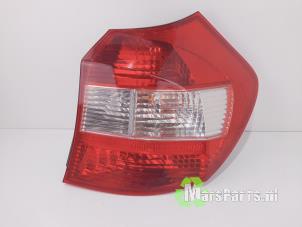 Gebruikte Achterlicht rechts BMW 1 serie (E87/87N) 118i 16V Prijs € 31,50 Margeregeling aangeboden door Autodemontagebedrijf De Mars