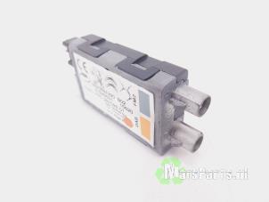 Gebruikte Antenne Versterker Peugeot 2008 (UD/UK/UR/US/UX) 1.2 VTi 12V PureTech 130 Prijs € 25,00 Margeregeling aangeboden door Autodemontagebedrijf De Mars