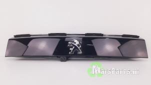 Gebruikte Sierlijst achterklep Peugeot 2008 (UD/UK/UR/US/UX) 1.2 VTi 12V PureTech 130 Prijs € 117,00 Margeregeling aangeboden door Autodemontagebedrijf De Mars