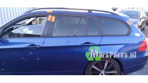 Gebruikte Portier 4Deurs links-achter BMW 3 serie Touring (E91) 320d 16V Corporate Lease Prijs € 100,00 Margeregeling aangeboden door Autodemontagebedrijf De Mars
