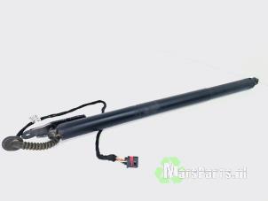 Gebruikte Kofferdekseldemper rechts-achter Audi Q3 (8UB/8UG) 2.0 TDI 16V 150 Quattro Prijs € 150,00 Margeregeling aangeboden door Autodemontagebedrijf De Mars