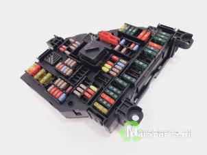 Gebruikte Zekeringkast BMW 5 serie Touring (F11) 520d 16V Prijs € 50,00 Margeregeling aangeboden door Autodemontagebedrijf De Mars