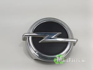 Gebruikte Handgreep Achterklep Opel Corsa E 1.2 16V Prijs € 25,00 Margeregeling aangeboden door Autodemontagebedrijf De Mars