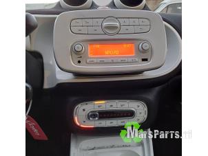 Gebruikte Radio Smart Forfour (453) 1.0 12V Prijs € 100,00 Margeregeling aangeboden door Autodemontagebedrijf De Mars