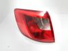 Achterlicht links van een Seat Ibiza ST (6J8), 2010 / 2016 1.2 TDI Ecomotive, Combi/o, Diesel, 1.199cc, 55kW (75pk), FWD, CFWA, 2010-04 / 2015-05 2011