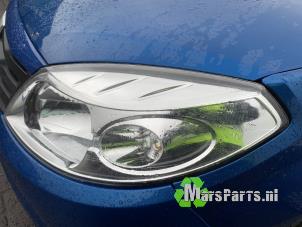 Gebruikte Koplamp links Dacia Sandero I (BS) 1.2 16V Prijs € 60,00 Margeregeling aangeboden door Autodemontagebedrijf De Mars