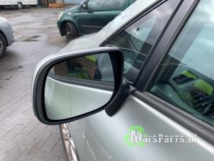 Gebruikte Spiegel Buiten links Toyota Auris (E15) 2.0 D-4D-F 16V Prijs € 40,00 Margeregeling aangeboden door Autodemontagebedrijf De Mars