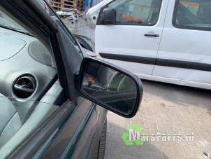 Gebruikte Spiegel Buiten rechts Toyota Yaris (P1) 1.3 16V VVT-i Prijs € 30,00 Margeregeling aangeboden door Autodemontagebedrijf De Mars