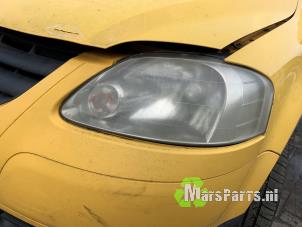 Gebruikte Koplamp links Volkswagen Fox (5Z) 1.4 16V Prijs € 40,00 Margeregeling aangeboden door Autodemontagebedrijf De Mars