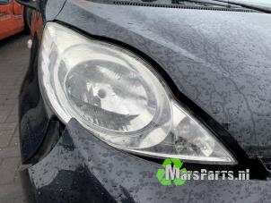 Gebruikte Rechter Koplamp Peugeot 107 1.0 12V Prijs € 50,00 Margeregeling aangeboden door Autodemontagebedrijf De Mars