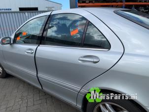 Gebruikte Portier 4Deurs links-achter Mercedes S (W220) 3.2 S-320 CDI 24V Prijs € 150,00 Margeregeling aangeboden door Autodemontagebedrijf De Mars