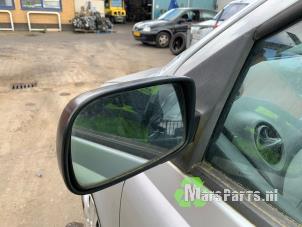 Gebruikte Spiegel Buiten links Toyota Yaris (P1) 1.3 16V VVT-i Prijs € 40,00 Margeregeling aangeboden door Autodemontagebedrijf De Mars