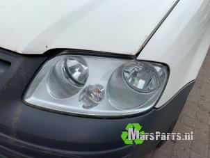 Gebruikte Koplamp links Volkswagen Caddy III (2KA,2KH,2CA,2CH) 2.0 SDI Prijs € 40,00 Margeregeling aangeboden door Autodemontagebedrijf De Mars
