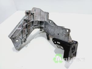 Gebruikte Frontdeel steun Mercedes E (W213) E-220d 2.0 Turbo 16V Prijs € 36,00 Margeregeling aangeboden door Autodemontagebedrijf De Mars