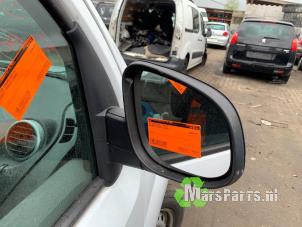 Gebruikte Buitenspiegel rechts Renault Kangoo Express (FW) 1.5 dCi 75 Prijs € 40,00 Margeregeling aangeboden door Autodemontagebedrijf De Mars