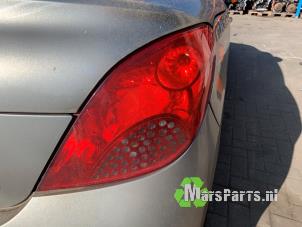Gebruikte Achterlicht rechts Peugeot 207 CC (WB) 1.6 16V Prijs op aanvraag aangeboden door Autodemontagebedrijf De Mars