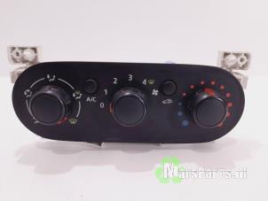 Gebruikte Chaufage Bedieningspaneel Renault Trafic (1FL/2FL/3FL/4FL) 1.6 dCi 115 Prijs € 36,00 Margeregeling aangeboden door Autodemontagebedrijf De Mars