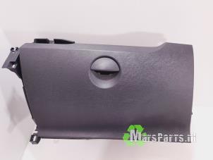 Gebruikte Dashboardkastje Renault Kangoo Express (FW) ZE Prijs € 40,00 Margeregeling aangeboden door Autodemontagebedrijf De Mars