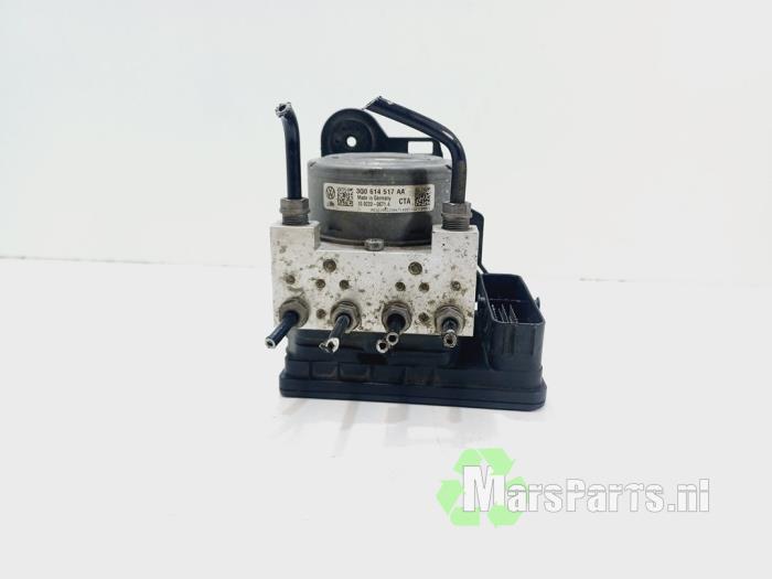 ABS Pomp van een Volkswagen Passat Variant (3G5) 1.6 TDI 16V 2016