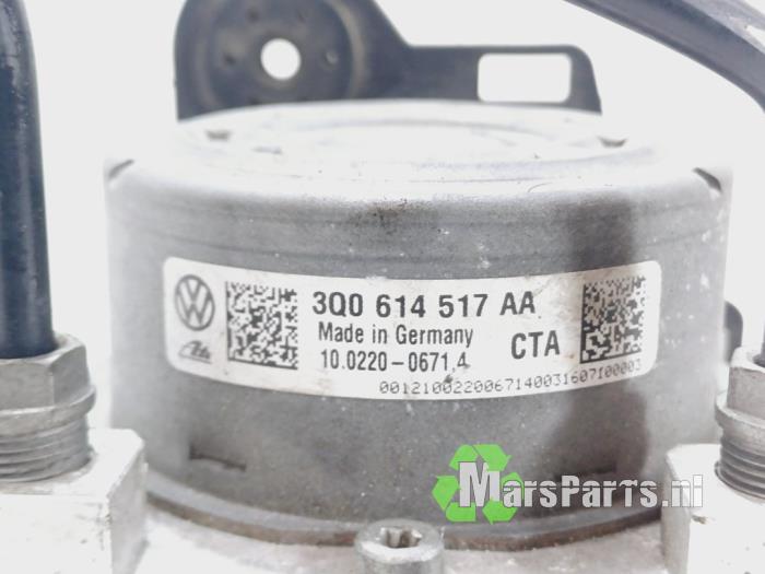 ABS Pomp van een Volkswagen Passat Variant (3G5) 1.6 TDI 16V 2016