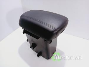 Gebruikte Armleuning Kia Sportage (SL) 2.0 CRDi 16V VGT 4x4 Prijs € 90,00 Margeregeling aangeboden door Autodemontagebedrijf De Mars