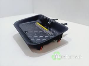 Gebruikte Draadloze oplader Toyota RAV4 (A5) 2.5 Hybrid 16V AWD Prijs € 350,00 Margeregeling aangeboden door Autodemontagebedrijf De Mars