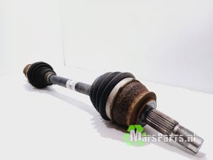 Gebruikte Aandrijfas links-voor Opel Corsa E 1.3 CDTi 16V ecoFLEX Prijs € 45,00 Margeregeling aangeboden door Autodemontagebedrijf De Mars