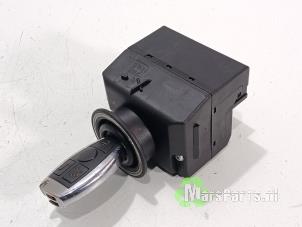Gebruikte Contactslot elektronisch Mercedes CLK (C209) 2.6 240 V6 18V Prijs € 220,00 Margeregeling aangeboden door Autodemontagebedrijf De Mars