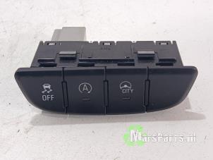 Gebruikte ESP Schakelaar Opel Karl 1.0 12V Prijs € 20,00 Margeregeling aangeboden door Autodemontagebedrijf De Mars