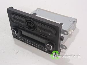 Gebruikte Radio Renault Twingo III (AH) 1.0 SCe 70 12V Prijs € 195,00 Margeregeling aangeboden door Autodemontagebedrijf De Mars