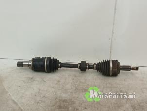 Gebruikte Aandrijfas links-voor Toyota Auris (E18) 1.8 16V Hybrid Prijs € 70,00 Margeregeling aangeboden door Autodemontagebedrijf De Mars