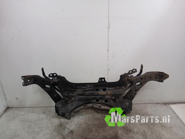 Subframe van een Toyota Auris (E18) 1.8 16V Hybrid 2014