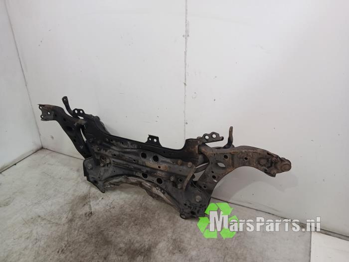 Subframe van een Toyota Auris (E18) 1.8 16V Hybrid 2014