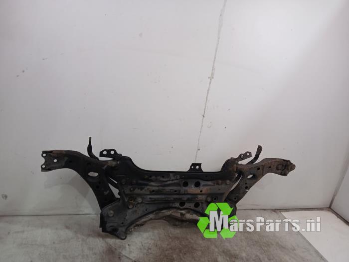 Subframe van een Toyota Auris (E18) 1.8 16V Hybrid 2014