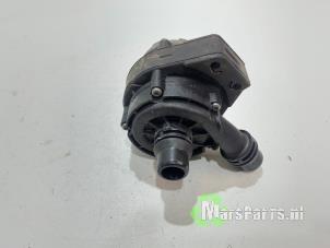 Gebruikte Waterpomp BMW i3 (I01) i3s 120Ah Prijs € 75,00 Margeregeling aangeboden door Autodemontagebedrijf De Mars
