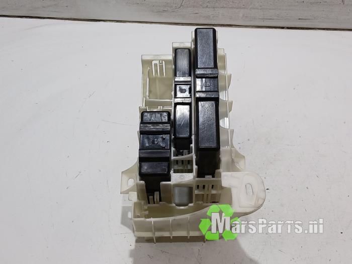 Computer Body Control van een Toyota Auris (E18) 1.8 16V Hybrid 2014