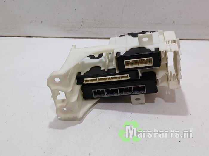 Computer Body Control van een Toyota Auris (E18) 1.8 16V Hybrid 2014
